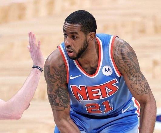 但他表现出 但他表现出