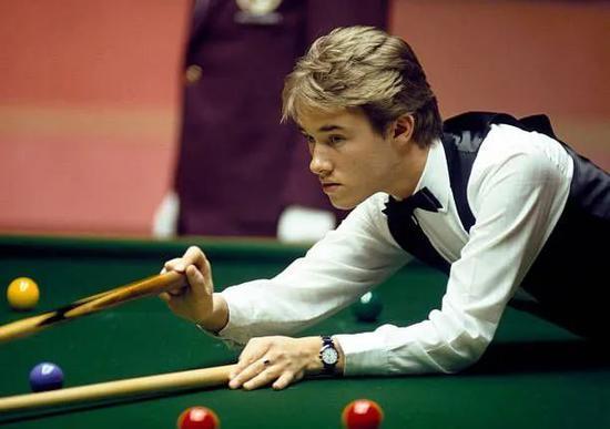 联动！祖巴茨等NBA球员造访卡灵顿，获赠曼联球衣