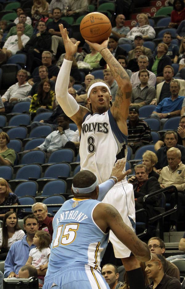 他及时分球 他及时分球